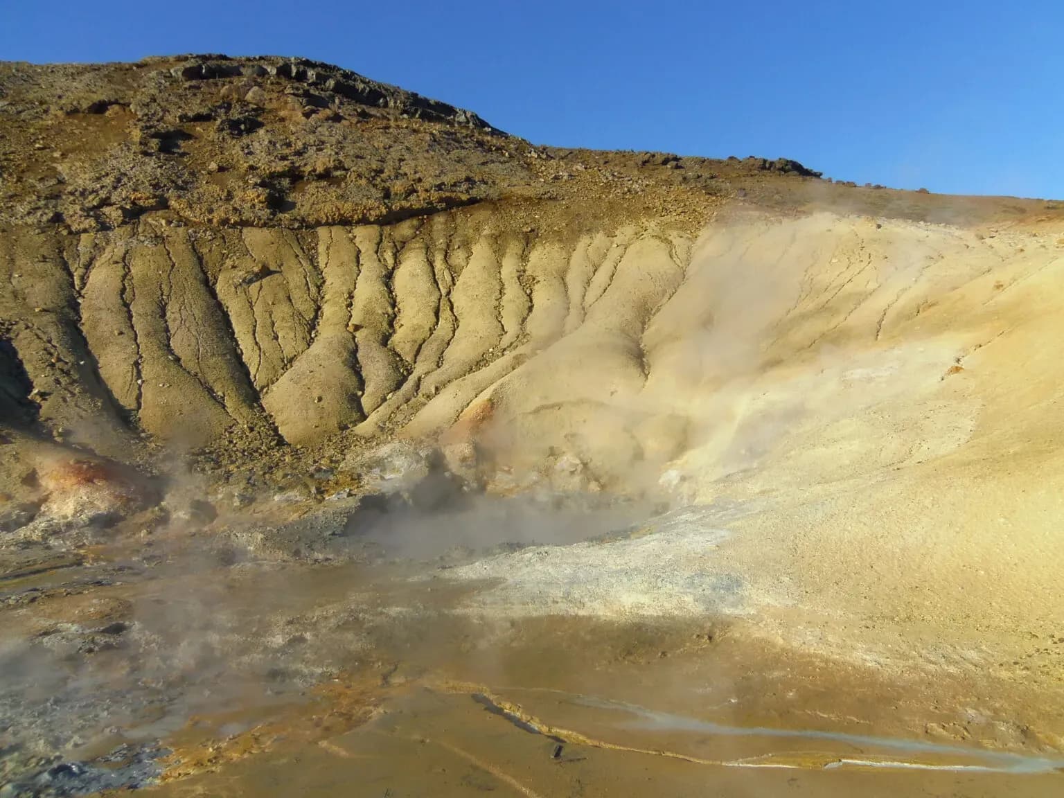 ÍSOR specialists conducting geoscience fieldwork in Iceland