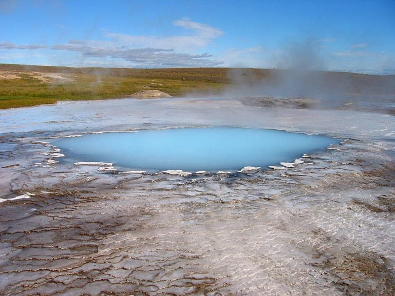 Djúpvatn, hverir með klórríku vatni