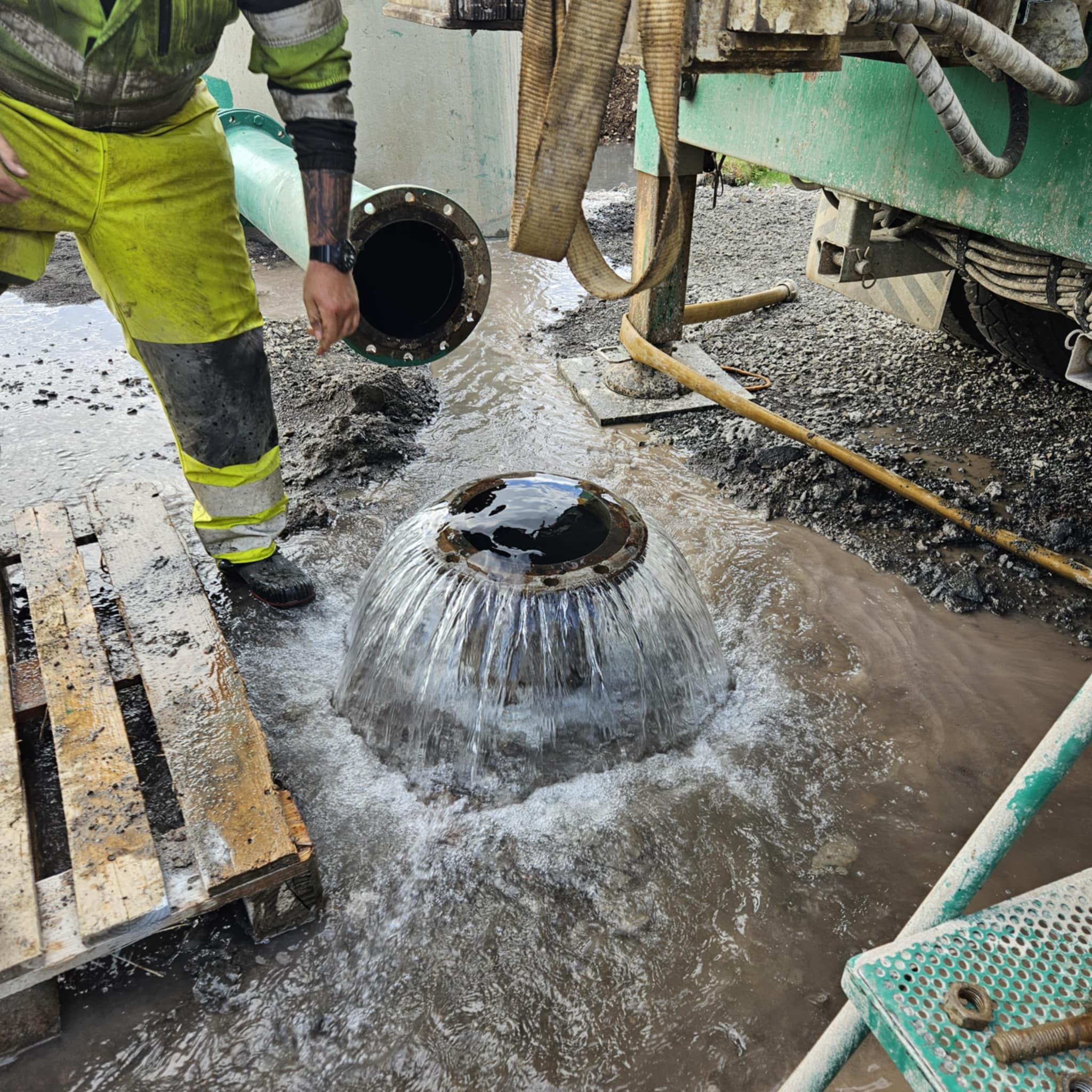 Hot water found in a new borehole at Patreksfjörður