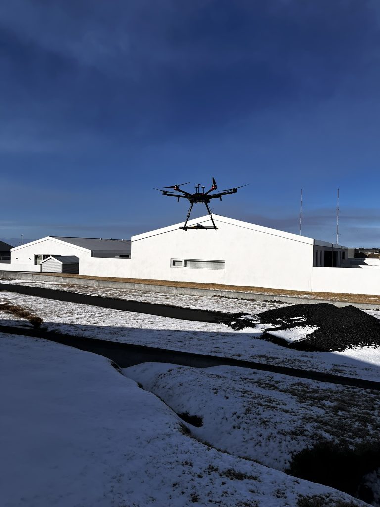 Mynd 1. Frá flugsegulmælingum í Grindavík 2024.